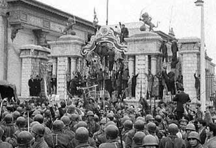 Iranian soldiers surround the Parliament building in Tehran.